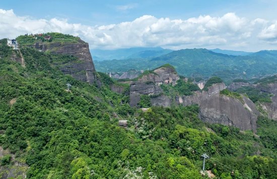 5月19日,崀山景区八角寨客运索道正式开通运营。该索道全长1.2公里,全程高差353.5米,成为串联崀山核心景区景点的重要纽带,推动崀山旅游服务品质迈向新高度。 湖南日报全媒体记者 李健 童臻熙 傅聪 摄影报道