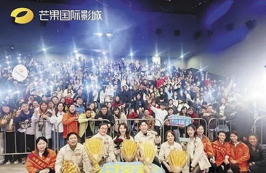 成龙等主创与观众大合照