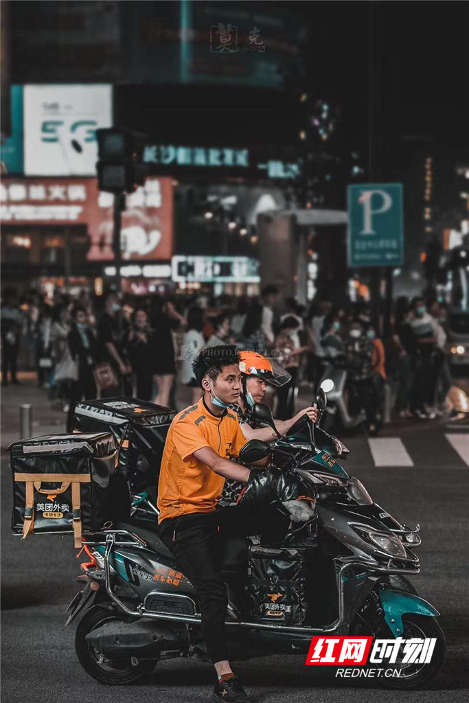 外卖夜市的热闹程度丝毫不逊堂食。数据显示,长沙夜晚订单高峰集中在晚上9到11点。在大街小巷风驰电掣的外卖小哥编织了人们一个个口腹饱足的夜。图/莫克