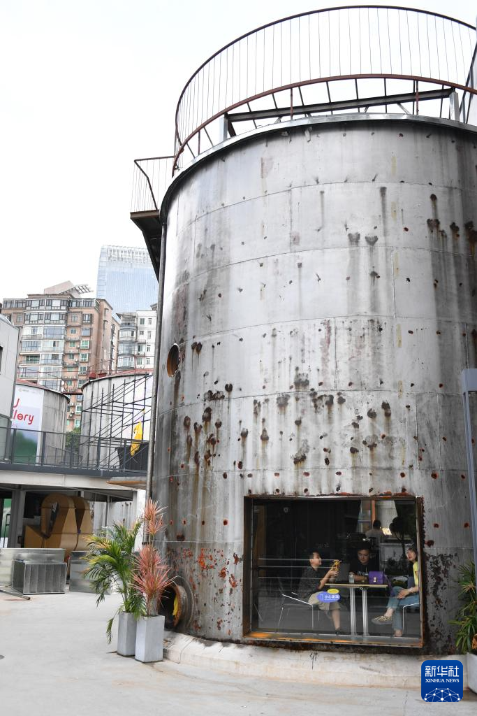 7月13日,游客在长沙油脂厂一座由油罐改建的咖啡店内休息。