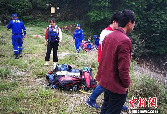 桃江民警山地排查 何思 摄