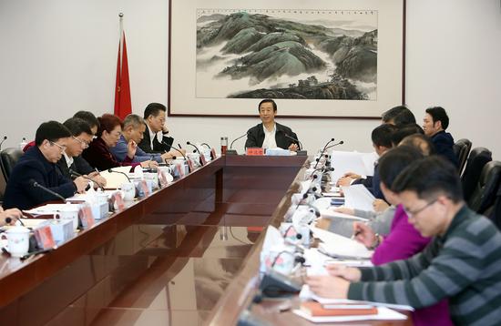 12月4日下午,省委副书记、省长许达哲主持召开民生工作座谈会。 湖南日报记者 赵持 摄
