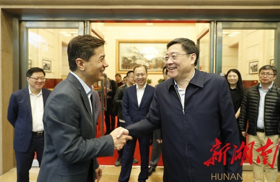 4月2日下午,杜家毫会见百度公司董事长兼首席执行官李彦宏一行。