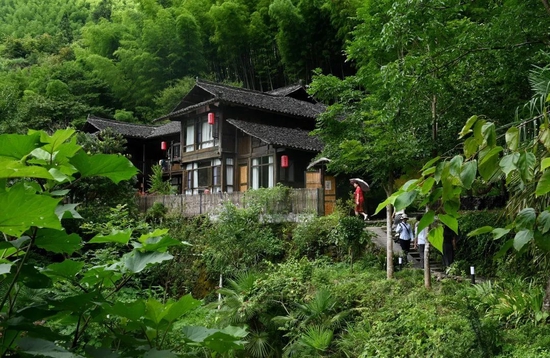 (绥宁县六鹅洞村,游客在民宿体验农家风情。年,绥宁农商银行推出“民宿贷”服务,为农民参与乡村旅游产业提供资金支持,推进了乡村旅游产业的发展。滕治中 刘子群 摄影报道)