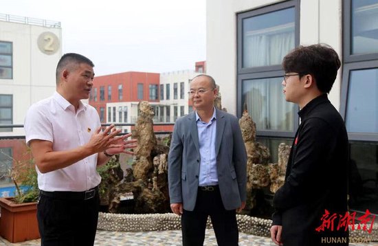 张韧（左）在与企业相关负责人交谈。 通讯员 摄