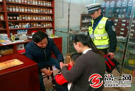    交警带着驾驶人与其小孩来到卫生院就诊。石门交警供图