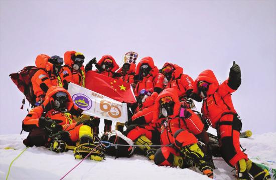 2020 珠峰高程测量登山队在峰顶合影留念。