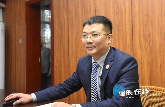 (唐铁军近年来高度关注停车难、营商环境优化等民生话题,撰写了多份提案。)