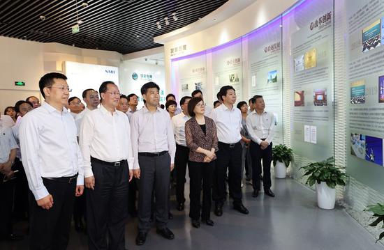 毛伟明一行在位于南京市的南瑞集团有限公司考察。