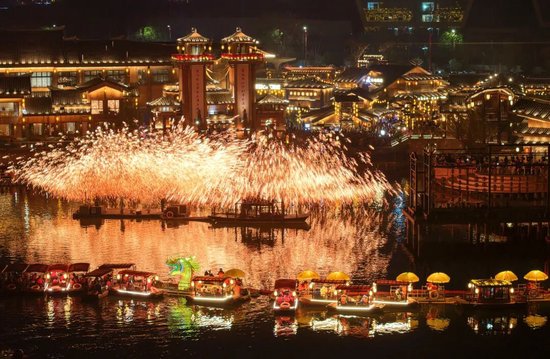 衡阳南岳里的打铁花表演