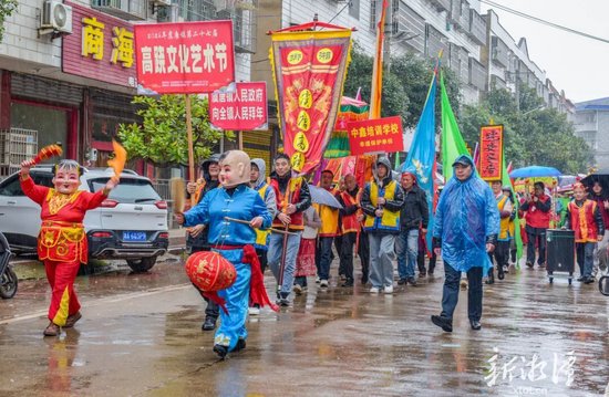 虞唐高跷文化艺术节热闹游街。（通讯员 李永林 摄）
