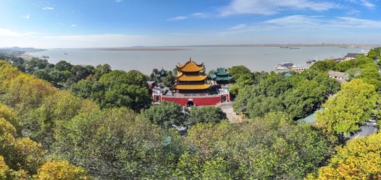 无人机视角下的岳阳楼与洞庭湖