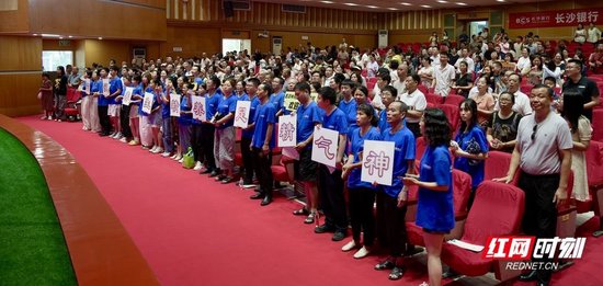 上百名现场观众与表演者共同唱响《没有共产党就没有新中国》。