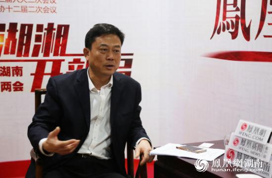 省政协委员、南县人民政府副县长孟祥胜接受媒体采访。