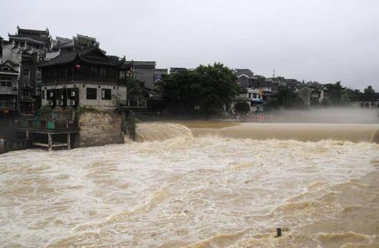 △ 7 月 2 日,湘西吉首市乾州古城万溶江水位上涨。