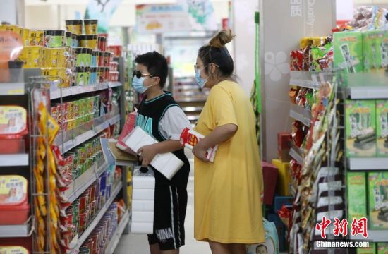 8月22日，在武陵源区一家超市，市民在选购商品。 吴勇兵 摄
