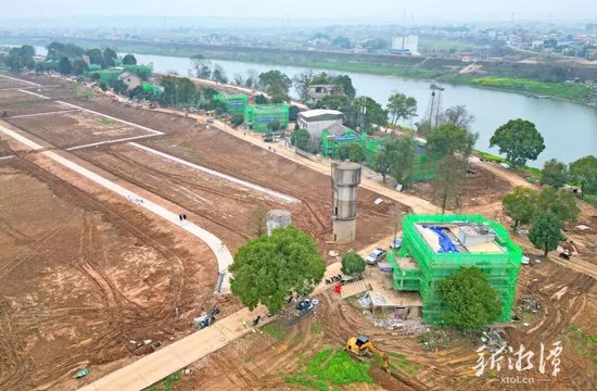 杨梅洲民居正在加速改造施工。