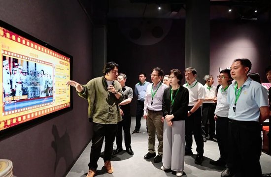 李爱武一行在红色电影与文化创意体验基地项目调研。