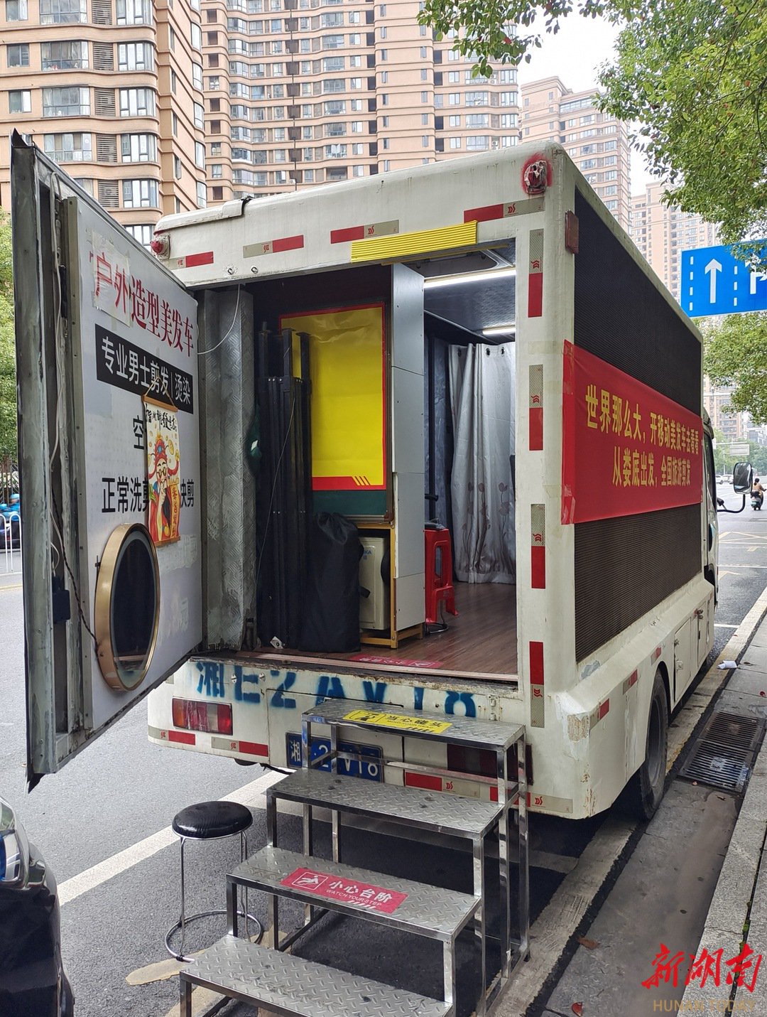 (大鹏将理发店所需的美发用品和工具“搬”上了货车。图源:受访者供图)