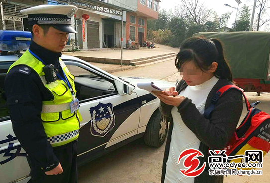 交警对违法驾驶人进行登记。石门交警供图