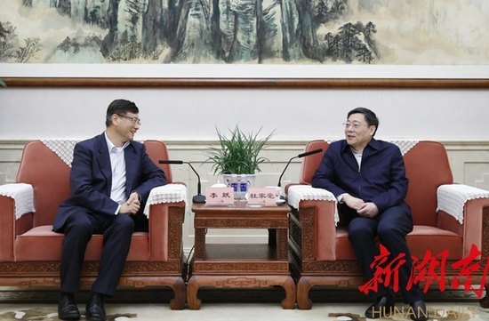 4月2日下午,杜家毫会见中国移动通信集团有限公司总裁李跃一行。