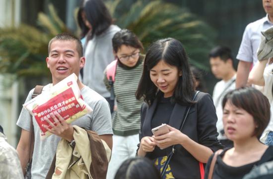  2018年4月21日，中南林业科技大学考点，参加完湖南省公务员考试的考生走出考场。 图/潇湘晨报记者 杨旭