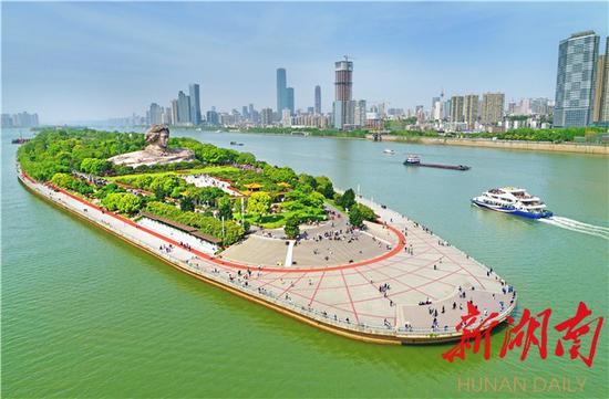 (橘子洲头,看漫江碧透,百舸争流)