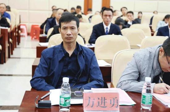 简短会议后,方进勇与学员一同听课。