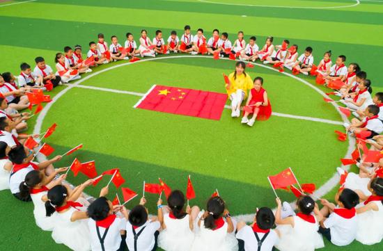“我和国旗合个影”活动