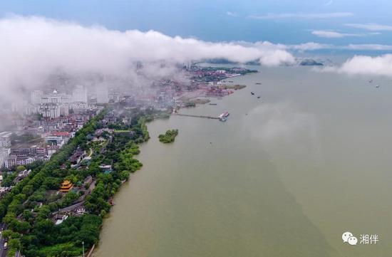 2020年8月10日,岳阳楼前洞庭湖水域云蒸霞蔚、气象万千。 湖南日报·新湖南客户端记者徐典波 摄