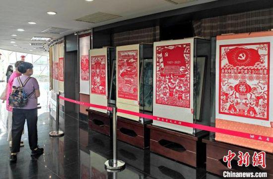 此次展览共展出120幅剪纸作品。　邓霞　摄