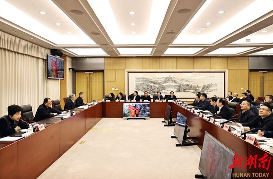 (毛伟明通过视频连线部分抢修线路现场。)