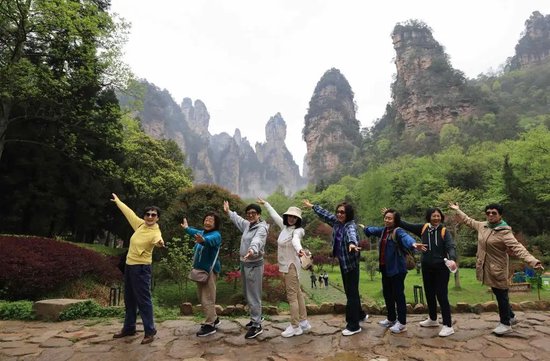韩国游客游览张家界国家森林公园