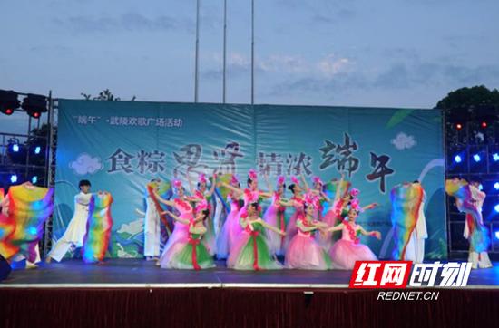 今年“文化和自然遗产日”前后,常德市推出了丰富多彩的文旅活动。图为,6月7日,我们的节日·端午“武陵欢歌”广场活动在常德白马湖公园举行。