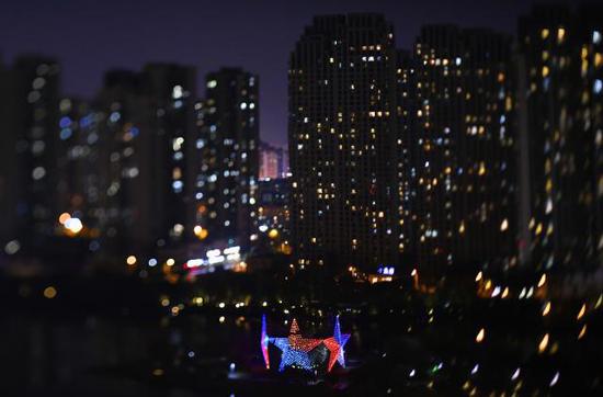 夜色中的长沙市梅溪湖。