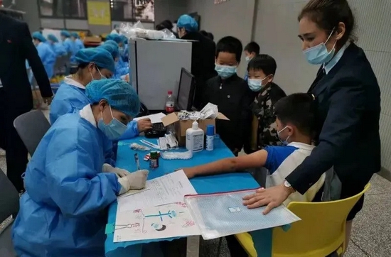 长沙各区陆续展开3-11岁儿童新冠疫苗接种工作