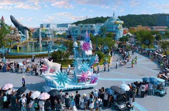游客在长沙湘江欢乐海洋公园参加“五一”狂欢节活动