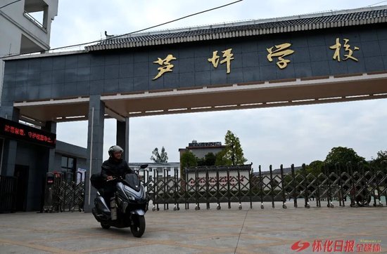 （杨浩从学校本部出发送餐）