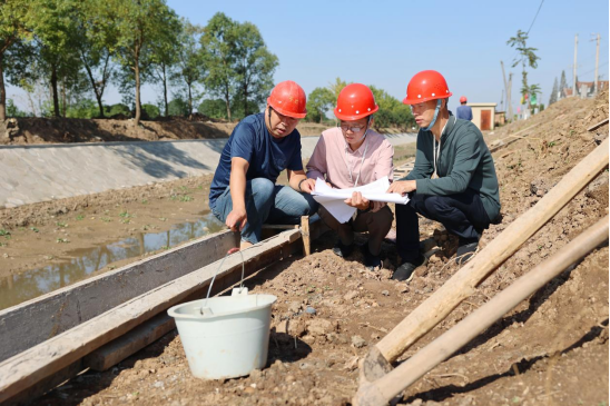 沅江市纪检监察干部在南大膳镇康宁垸村水利设施建设现场开展监督检查。(盛拥军 摄)