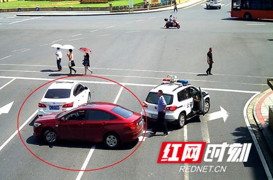 不顾交警追缉,再次逃逸。