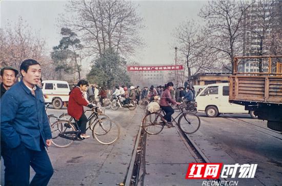 1990年12月，当时铁路迁建前的五一路。（供图/秀虎）