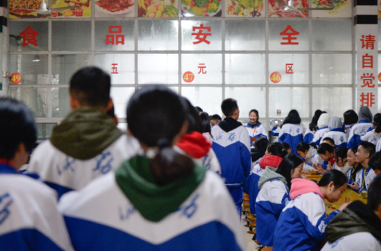 12月4日，高一高二学生在桃源一中“大食堂”五元区排队买饭。新华社 图