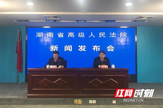 湖南高院党组成员、副院长邬文生(左一)发布新闻。