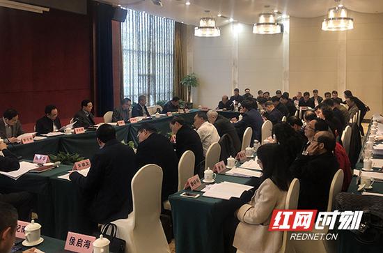 图为座谈会现场。