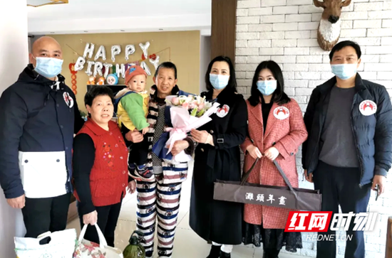 3月19日,湖南省文化馆志愿者走访慰问了湖南省地矿医院支援湖北抗击新冠肺炎疫情医疗队成员曾阳阳的家属。