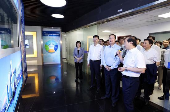 5月9日至10日,省委副书记、省长毛伟明一行在江苏省学习考察。图为毛伟明一行在苏州工业园中国科学院苏州纳米技术与纳米仿生研究所学习考察。