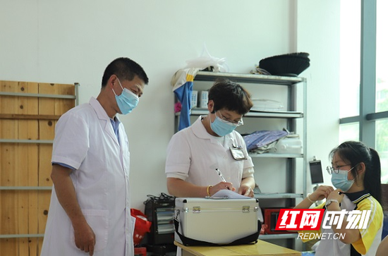 演练现场,体温首测”异常“考生进入临时观察室进行体温复测。