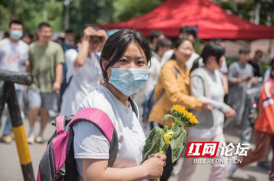 手持葵花，一举夺魁。（拍摄：陈铁牛）