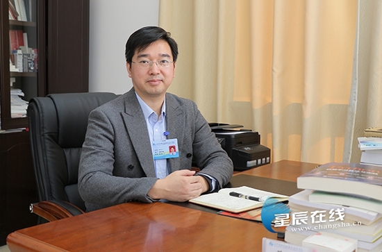 （长沙市政协委员、长沙商贸旅游职业技术学院湘商学院院长邓子云。通讯员 邓芳/摄）
