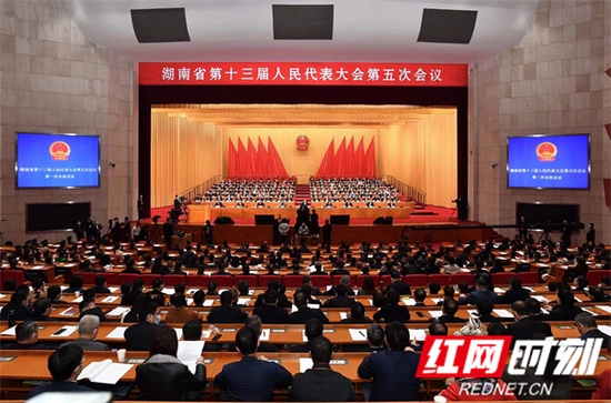1月17日上午9时,湖南省十三届人大五次会议在省人民会堂隆重开幕。